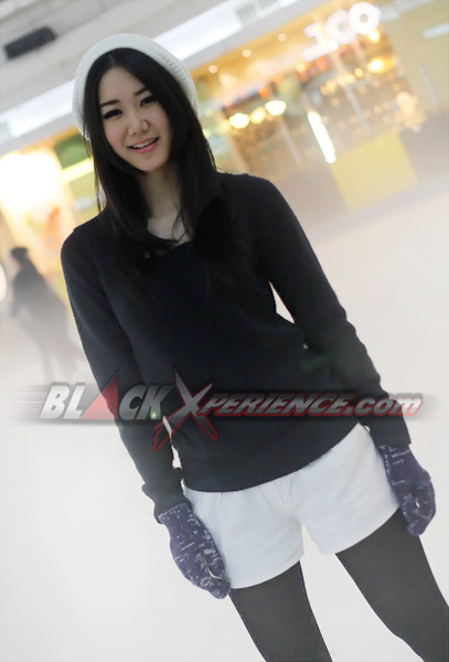 Lisye: Melepas Jenuh dengan Ice Skating