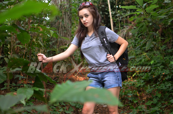 Sonia, Nikmati Tantangan Dengan Hiking