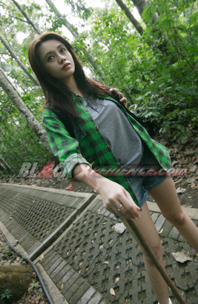 Sonia, Nikmati Tantangan Dengan Hiking