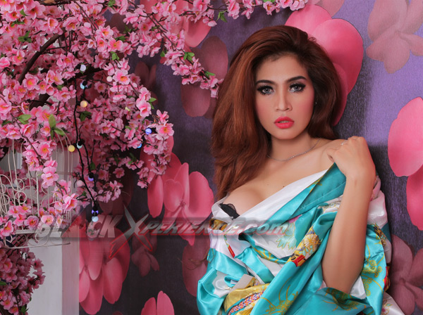 Ayunia, Seksi Dalam Balutan Kimono