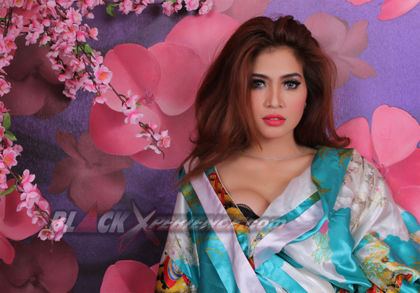 Ayunia, Seksi Dalam Balutan Kimono