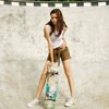 Aksi Luciana Bermain Skateboard