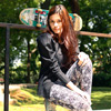 Aksi Luciana Bermain Skateboard