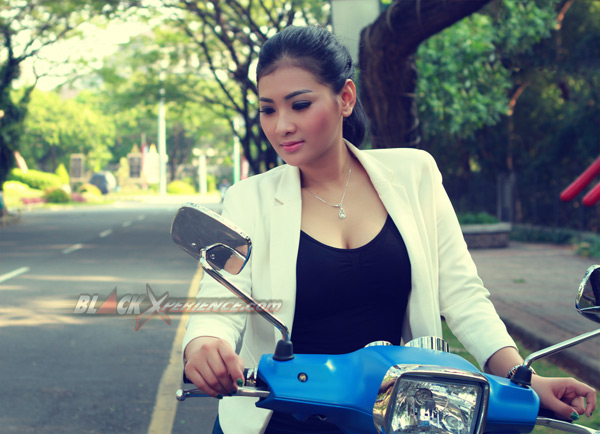 Adu Kece Putri Ayu dan Vespa S 125