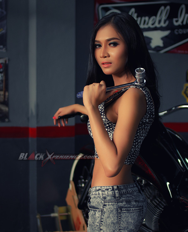 Aksi Vera Kaira, Si montir Kece