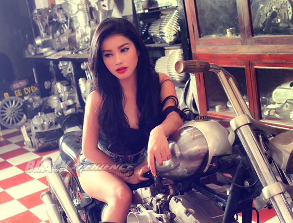 Pose Seksi Vira di Atas Mode Kickass Chopper