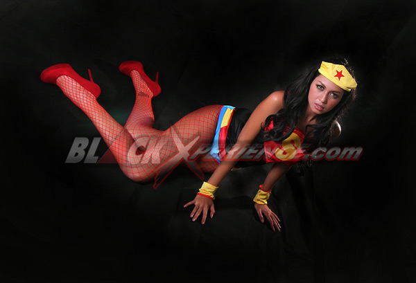 Aksi Mickey Sebagai Super Woman