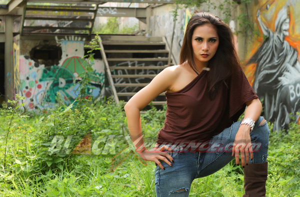 Pesona Laras Dibalik Gaya Cueknya