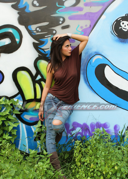 Pesona Laras Dibalik Gaya Cueknya