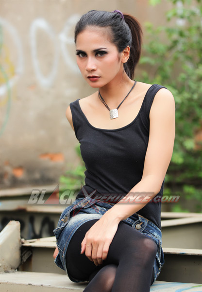 Pesona Laras Dibalik Gaya Cueknya