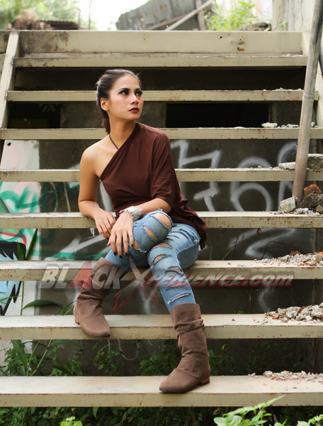 Pesona Laras Dibalik Gaya Cueknya