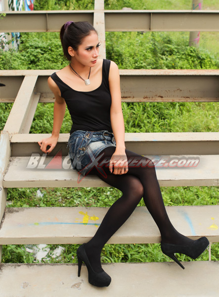 Pesona Laras Dibalik Gaya Cueknya