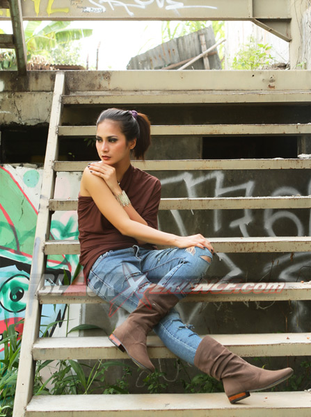 Pesona Laras Dibalik Gaya Cueknya