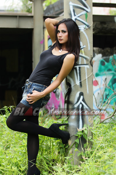 Pesona Laras Dibalik Gaya Cueknya