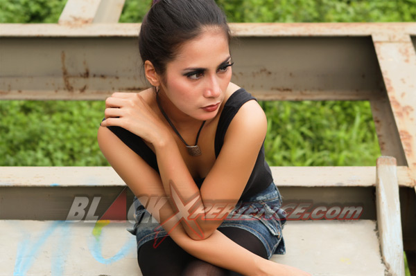 Pesona Laras Dibalik Gaya Cueknya