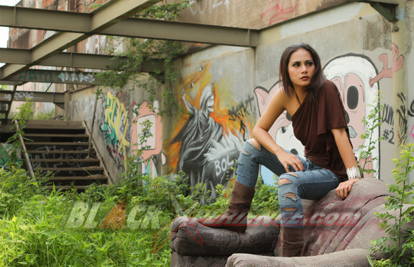 Pesona Laras Dibalik Gaya Cueknya