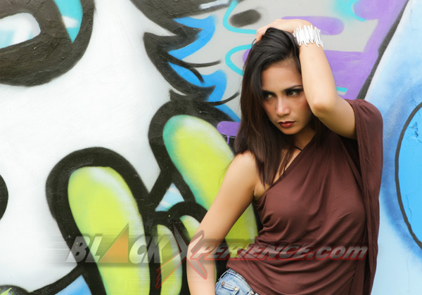 Pesona Laras Dibalik Gaya Cueknya