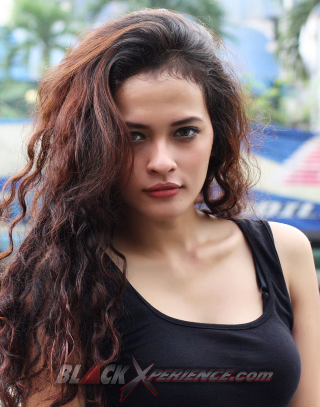 Amel, Menyukai Permainan Pria