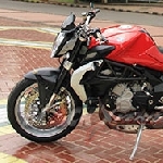 MV Agusta Brutale675 Makin Brutal dengan Aksi Freestyle