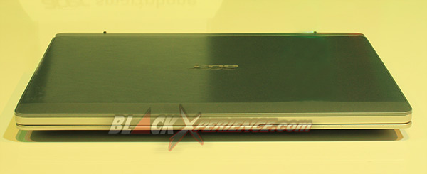 Acer Switch 10 -  Notebook Samping Kanan