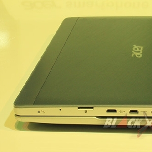 Acer Switch 10 -  Notebook Samping Kanan