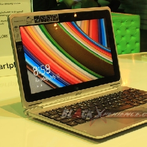 Acer Switch 10 - Mode Laptop Terbuka
