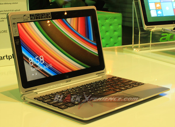 Acer Switch 10 - Mode Laptop Terbuka