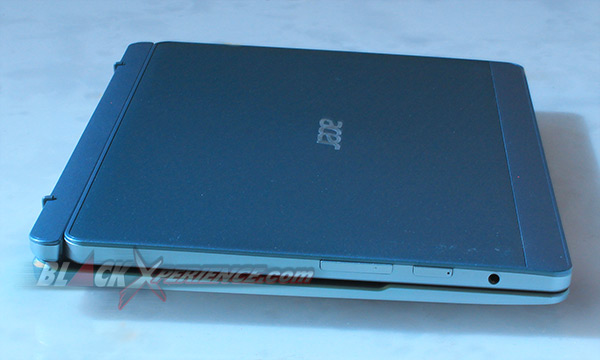 Acer Switch 10 - Tampak Samping Kiri Mode Notebook