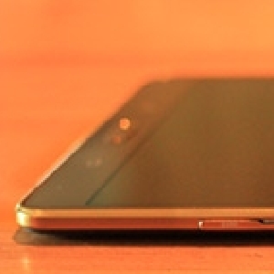 Samsung Galaxy Tab S 8.4 - Samping Kanan, Slot micro SD, Slot SIM card, infra red, tombol volume, dan tombol power