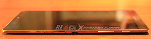 Samsung Galaxy Tab S 8.4 - Samping Kanan, Slot micro SD, Slot SIM card, infra red, tombol volume, dan tombol power