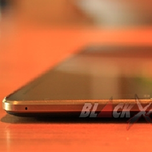 Samsung Galaxy Tab S 8.4 - Tampak Atas, Speaker