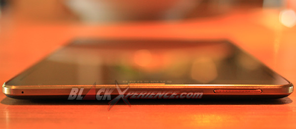 Samsung Galaxy Tab S 8.4 - Tampak Atas, Speaker