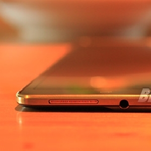 Samsung Galaxy Tab S 8.4 - Tampak Bawah