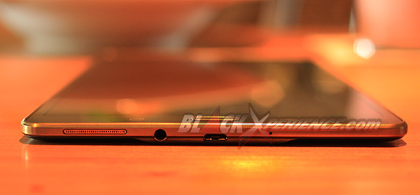 Samsung Galaxy Tab S 8.4 - Tampak Bawah