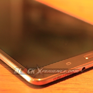 Samsung Galaxy Tab S 8.4 - Tampak serong
