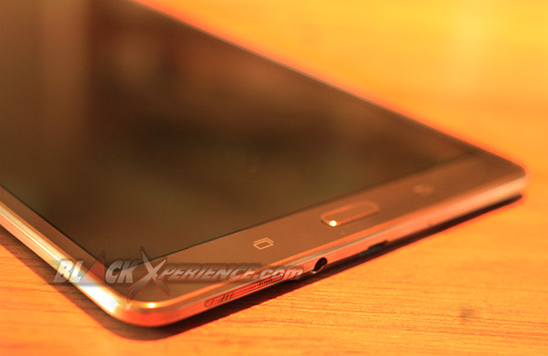 Samsung Galaxy Tab S 8.4 - Tampak serong