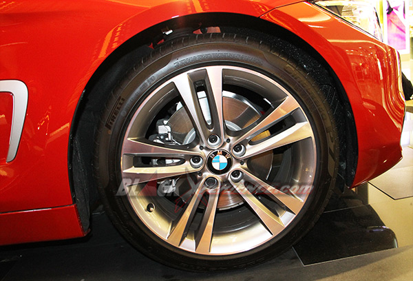 5 spoke 18-inch light-alloy wheels