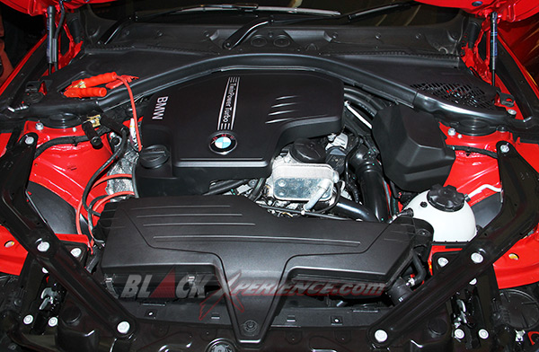 Four-cylinder in-line petrol engine with BMW TwinPower Turbo