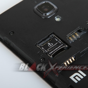 Xiaomi Redmi 1S - Slot Kartu Memori, dan Kartu SIM