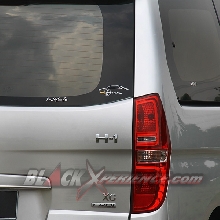 Logo Hyundai H-1 XG CRDi di Belakang