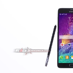 Samsung Galaxy Note 4 - Tampak Depan Dengan Stylus