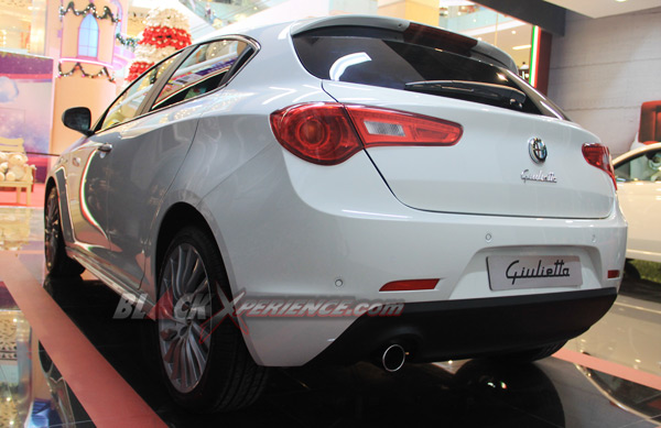 Dari Belakang Terlihat Dinamis