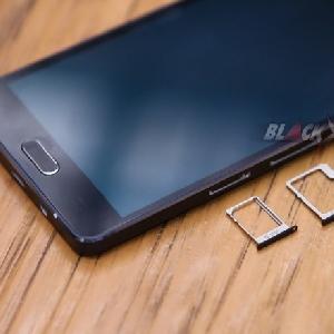 Samsung Galaxy A5 - Tatakan Micro SD dan kartu SIM 