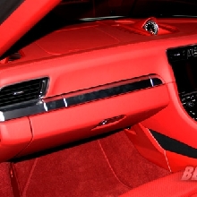 Aksen Merah Hingga ke Karpet Lantai