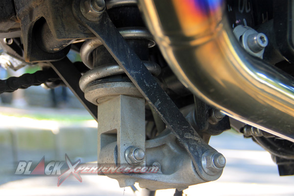 Piggyback-reservoir-equipped rear shock