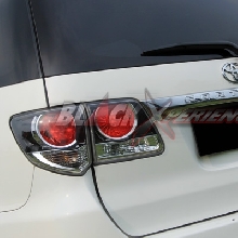 Ornamen Krom di Belakang