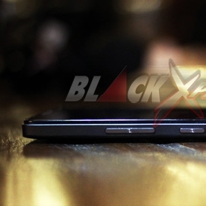 Sisi samping kiri Lenovo P90