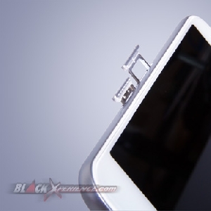 Slot SIM Card dan MicroSD di Sisi Kiri ZTE Blade S6