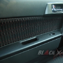 Aksen Glossy Black di Door Trim