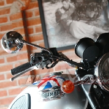 Bentuk Lampu Depan dan Spion Klasik